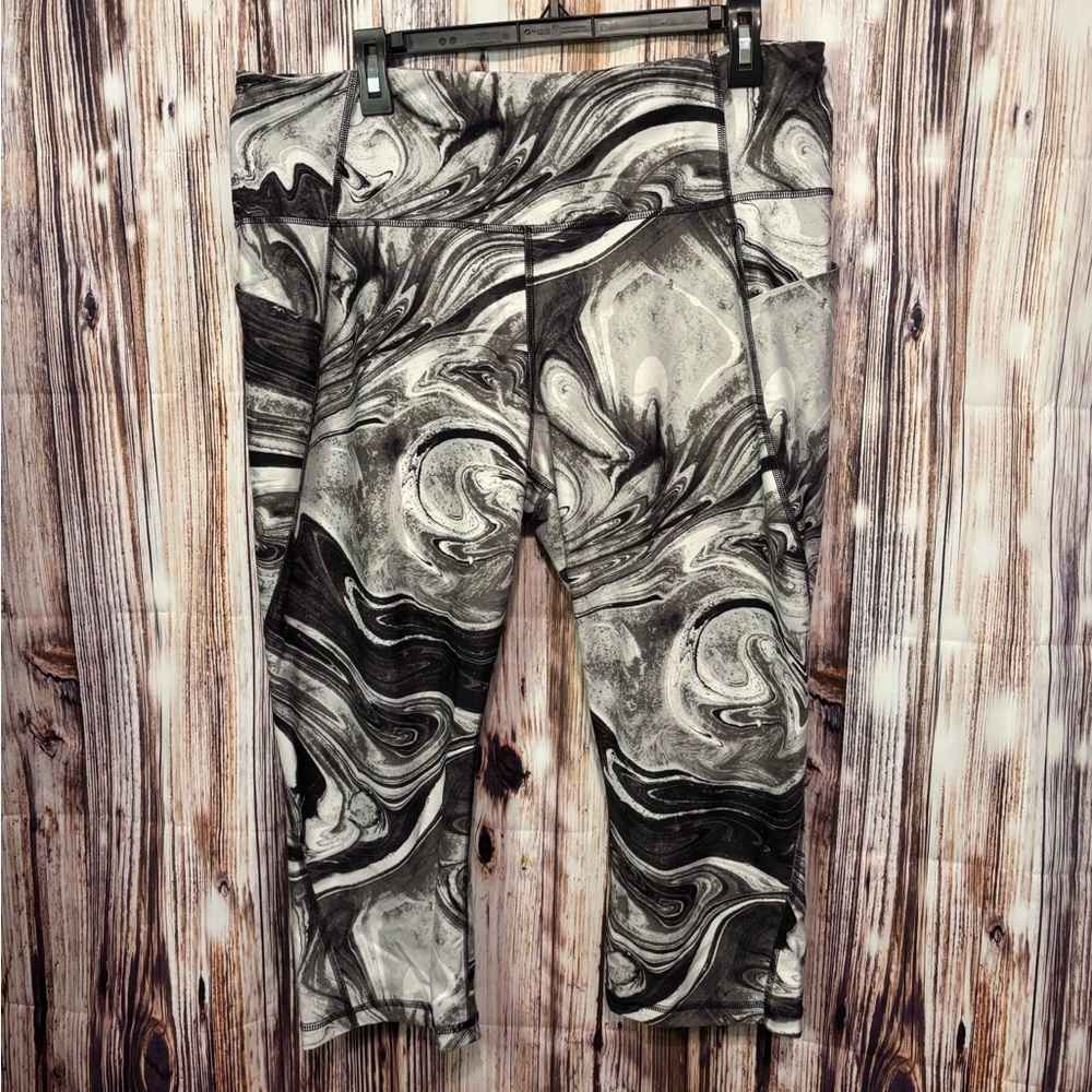 Xersion Monochrome Marble Capri Leggings